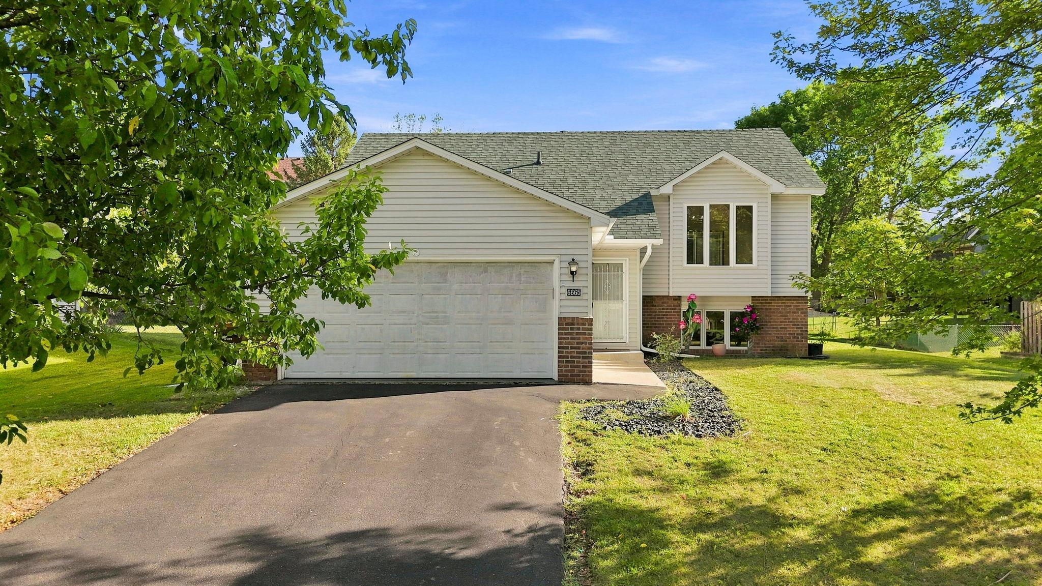 6665 13th Street Ct N, Oakdale, MN 55128