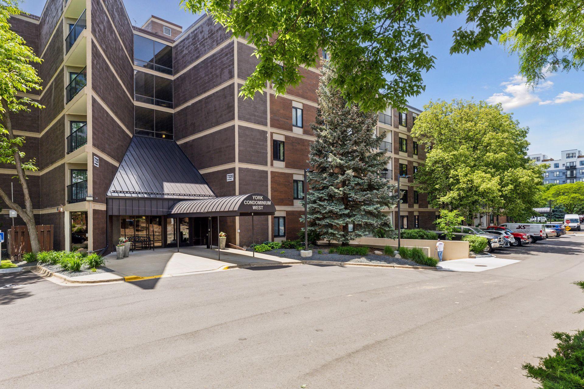 7220 York Ave S #413, Edina, MN 55435