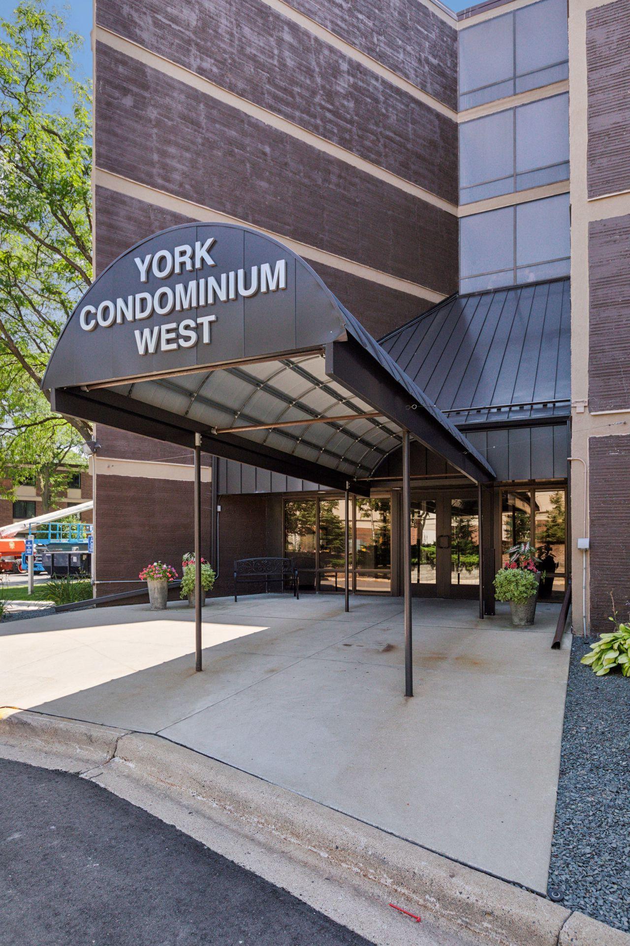 7220 York Ave S #413, Edina, MN 55435