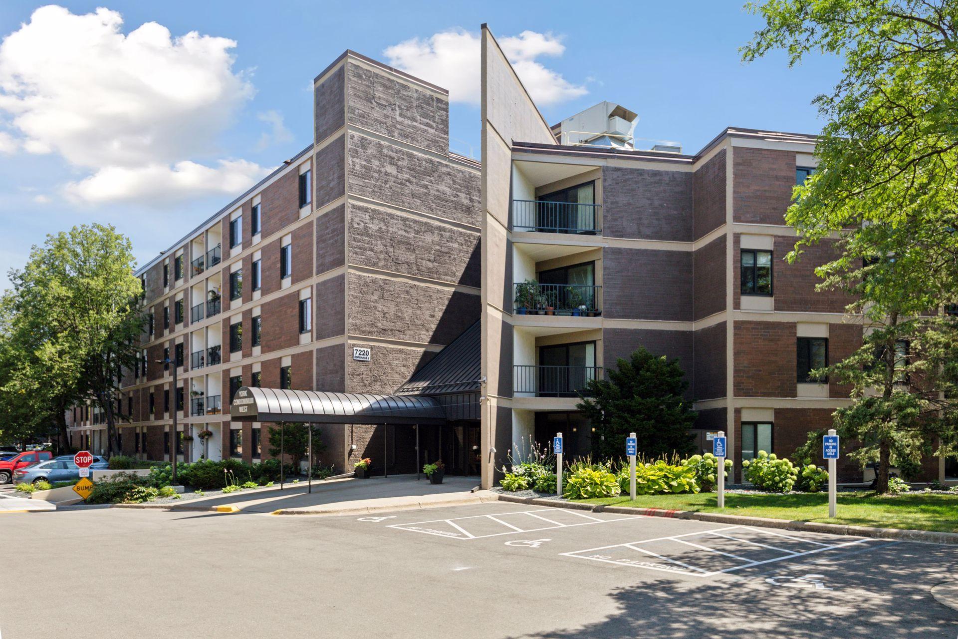7220 York Ave S #413, Edina, MN 55435