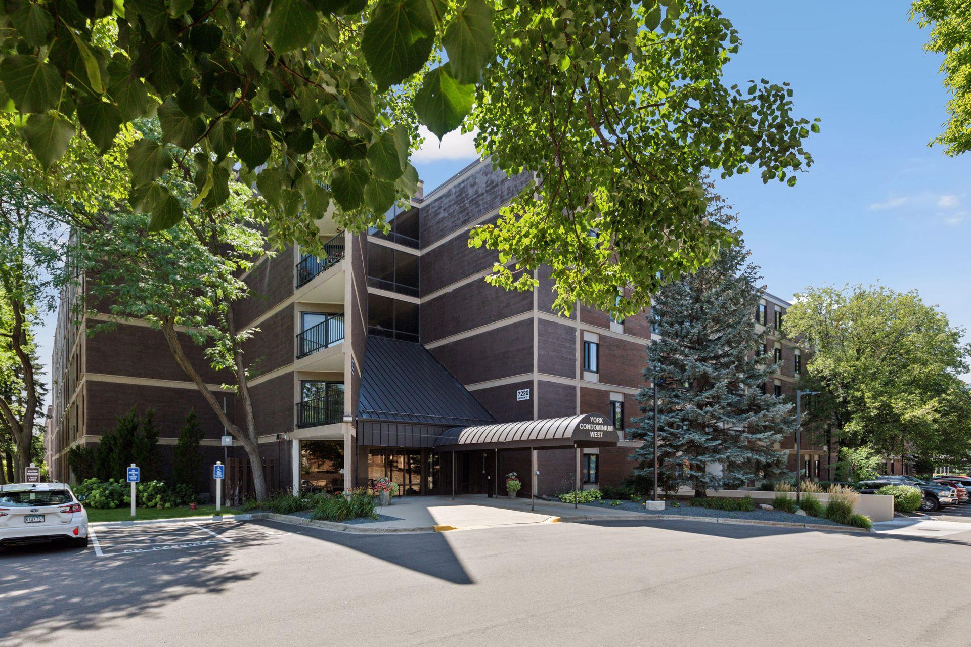 7220 York Ave S #413, Edina, MN 55435