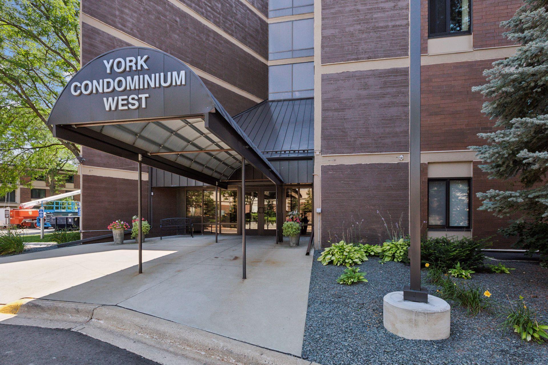 7220 York Ave S #413, Edina, MN 55435
