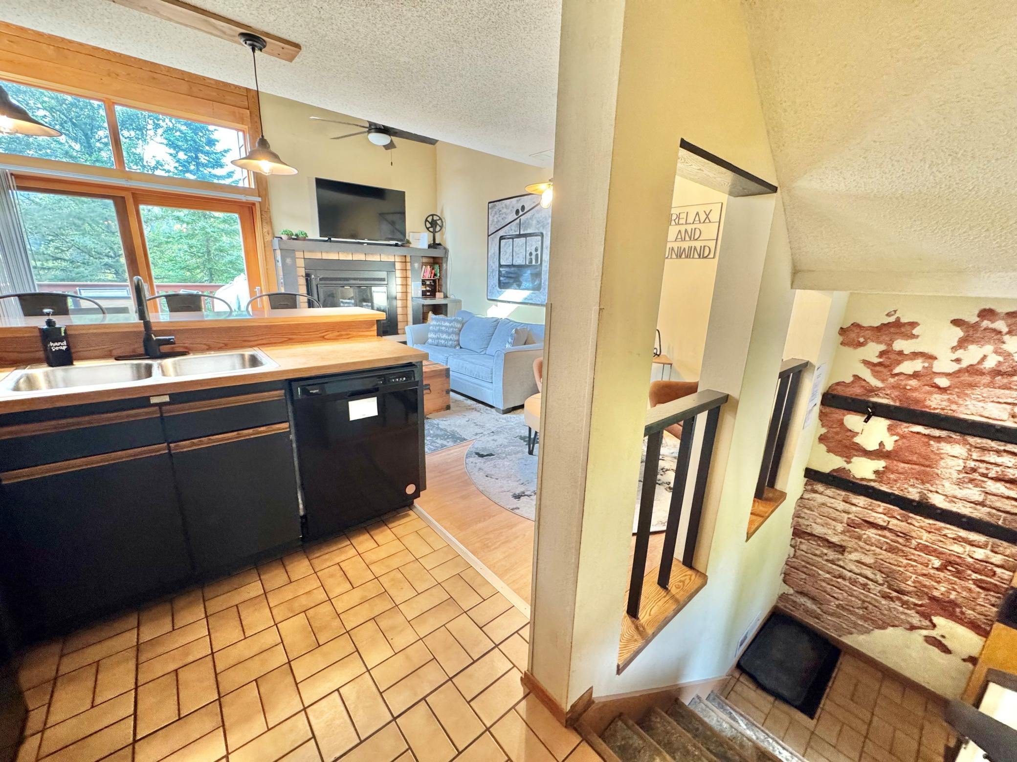 527 Moose Mountain Dr, Lutsen, MN 55612