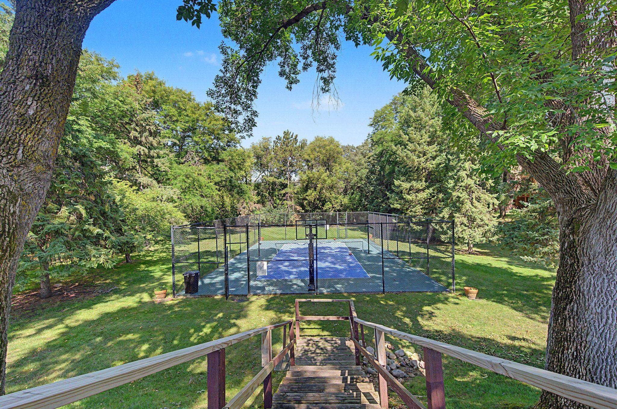 4749 Spring Cir, Minnetonka, MN 55345