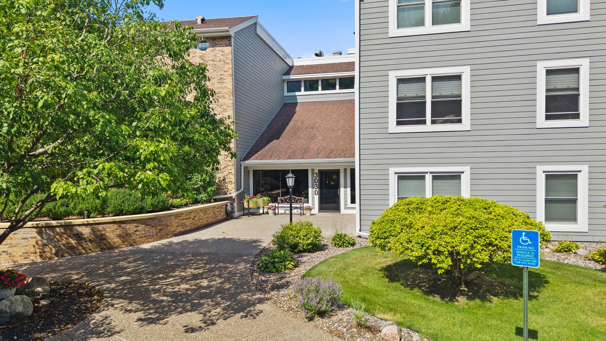3030 Saint Albans Mill Rd #215, Minnetonka, MN 55305