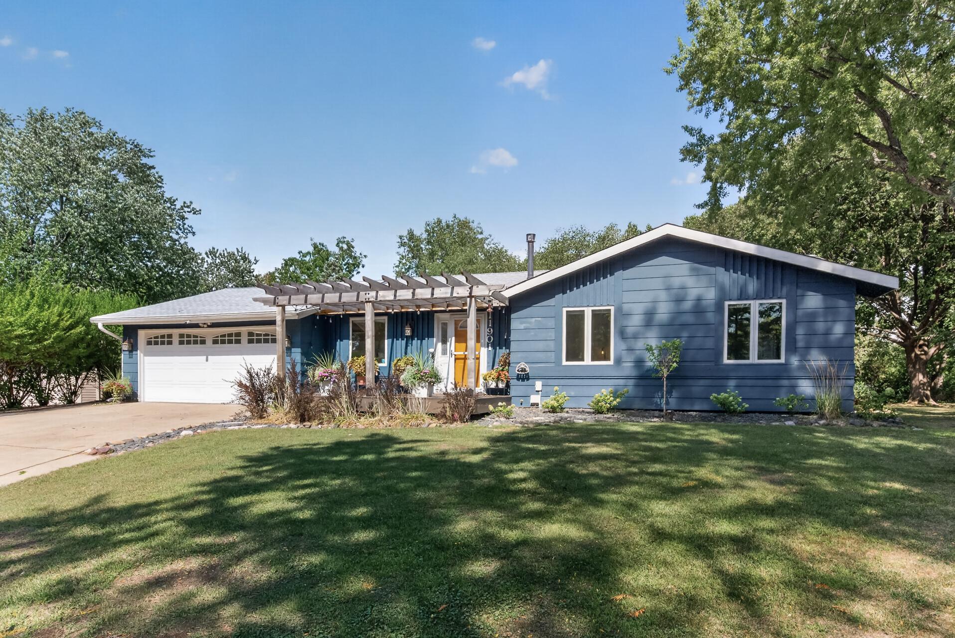11901 River Hills Cir, Burnsville, MN 55337