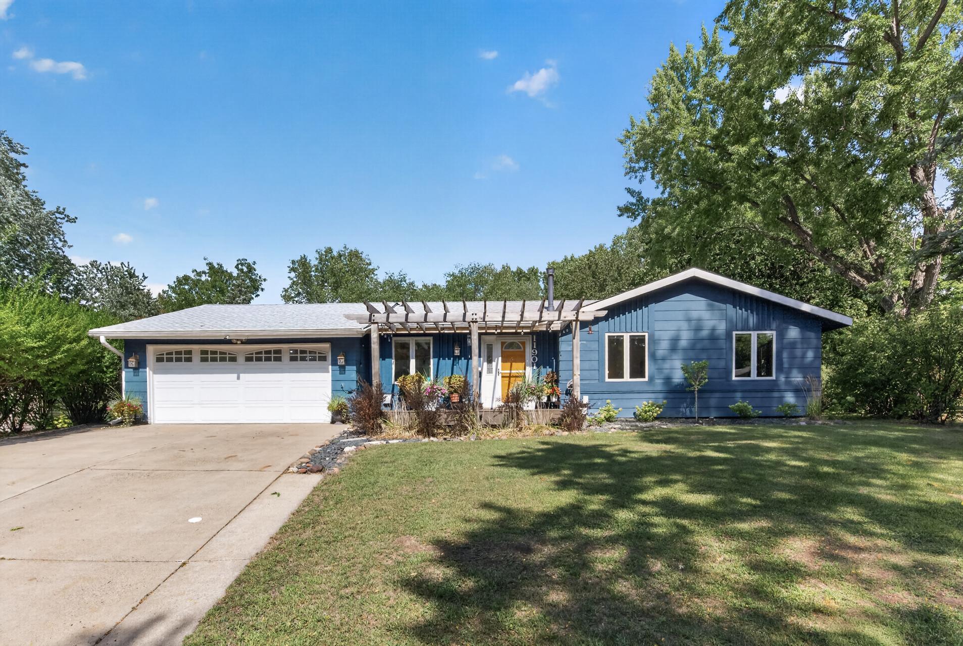 11901 River Hills Cir, Burnsville, MN 55337