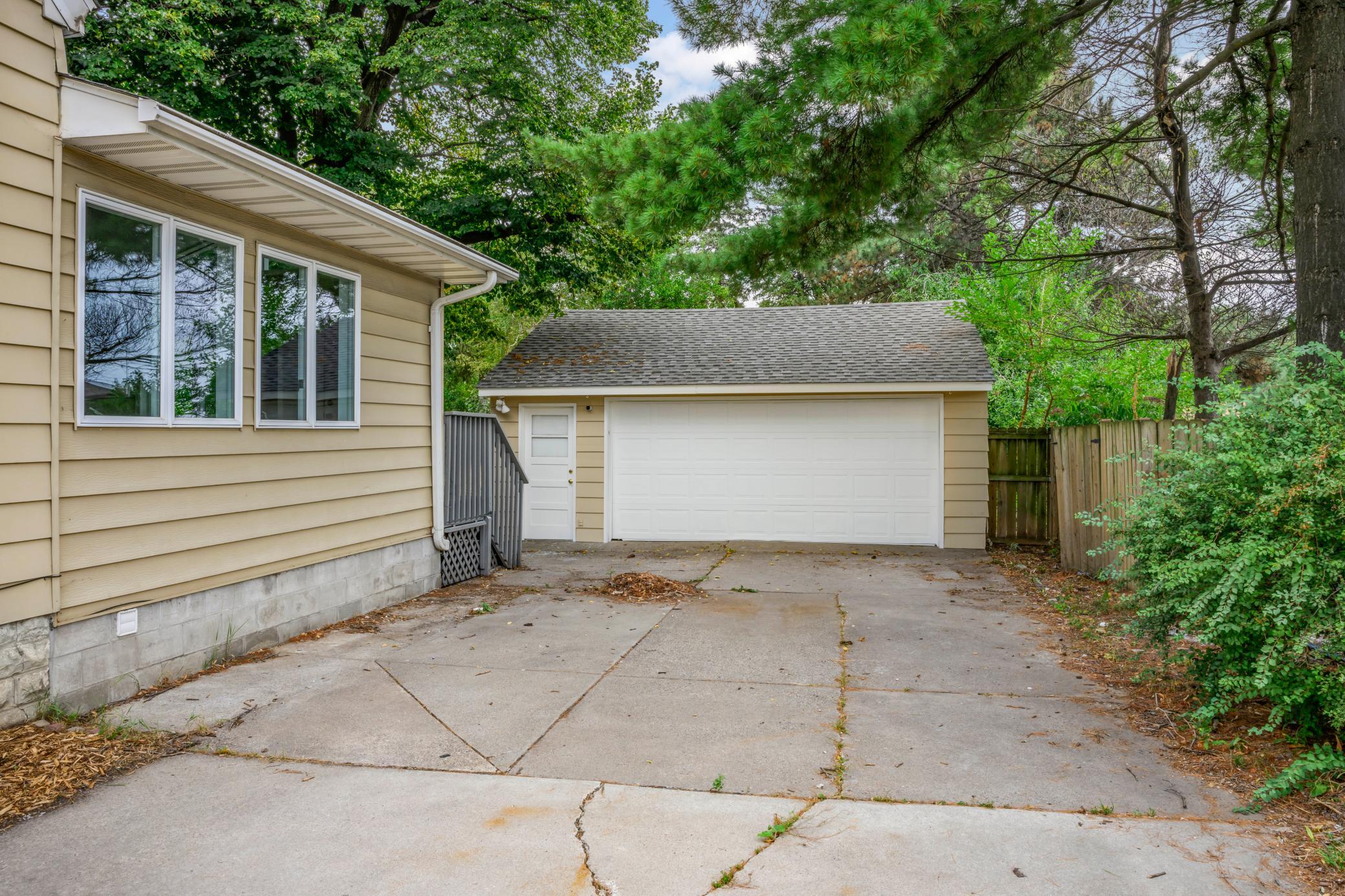 756 Mcknight Rd N, Maplewood, MN 55119