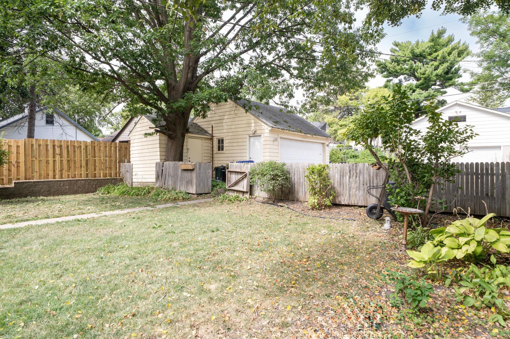 899 Parkview Ave, Saint Paul, MN 55117