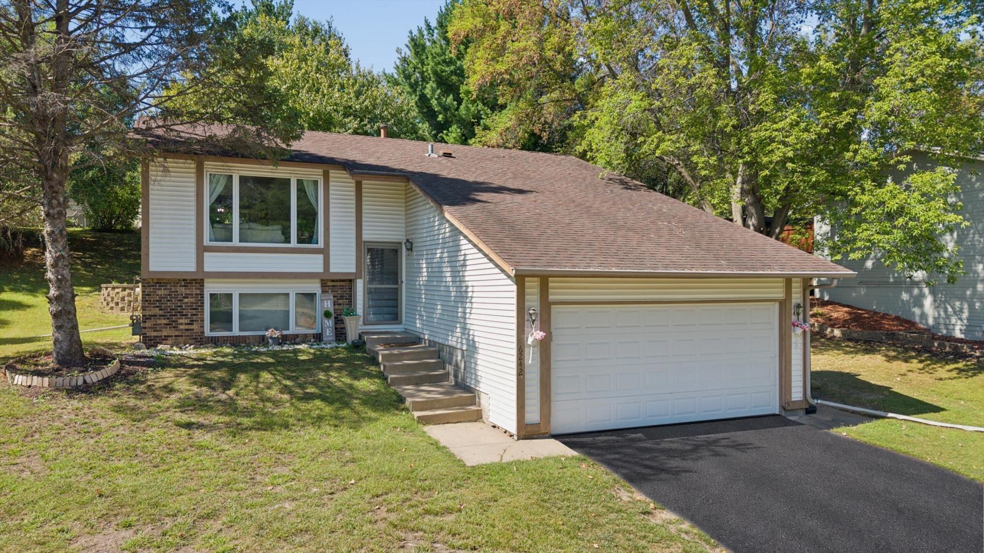 6242 Whispering Oaks Dr, Eden Prairie, MN 55346