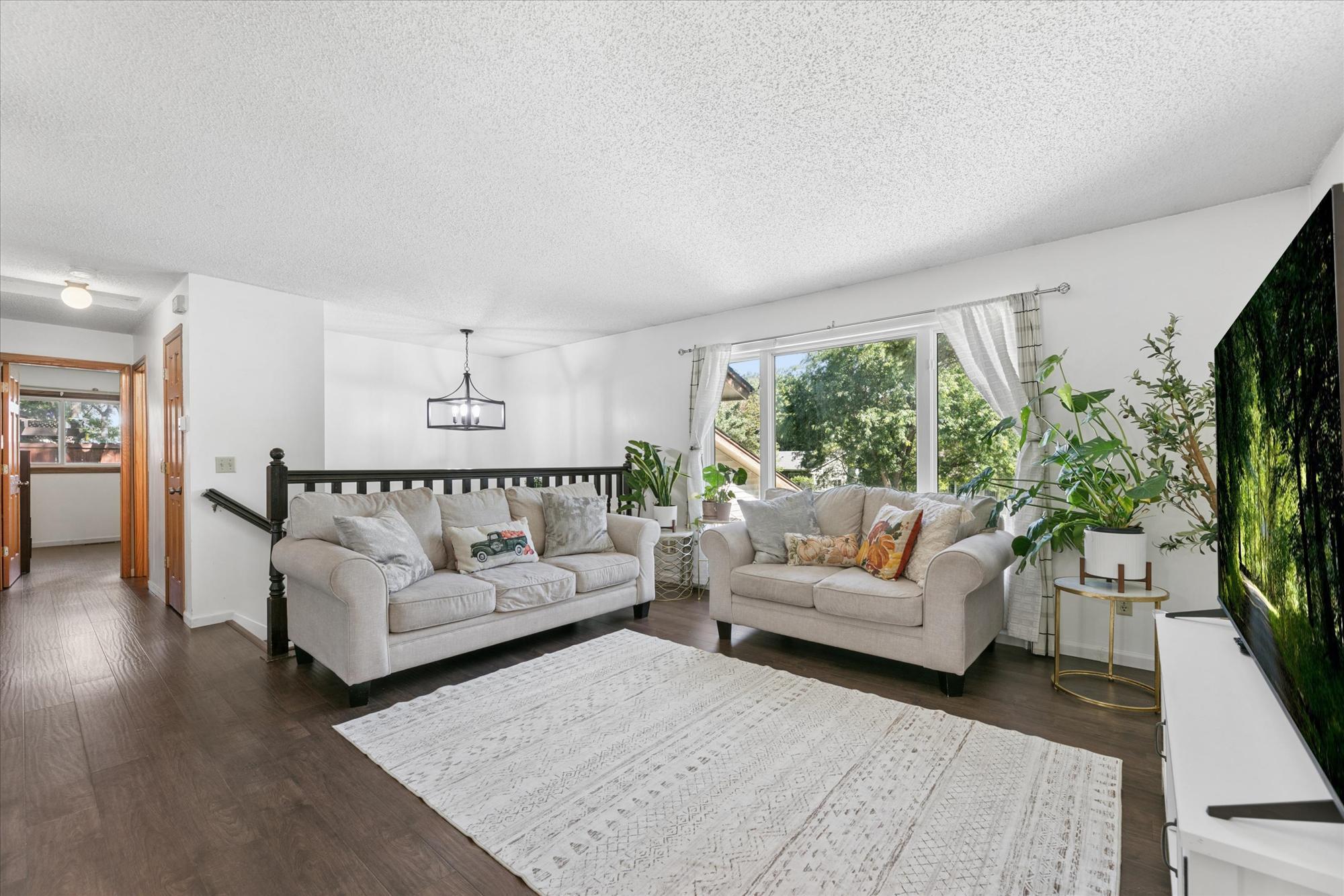 6242 Whispering Oaks Dr, Eden Prairie, MN 55346