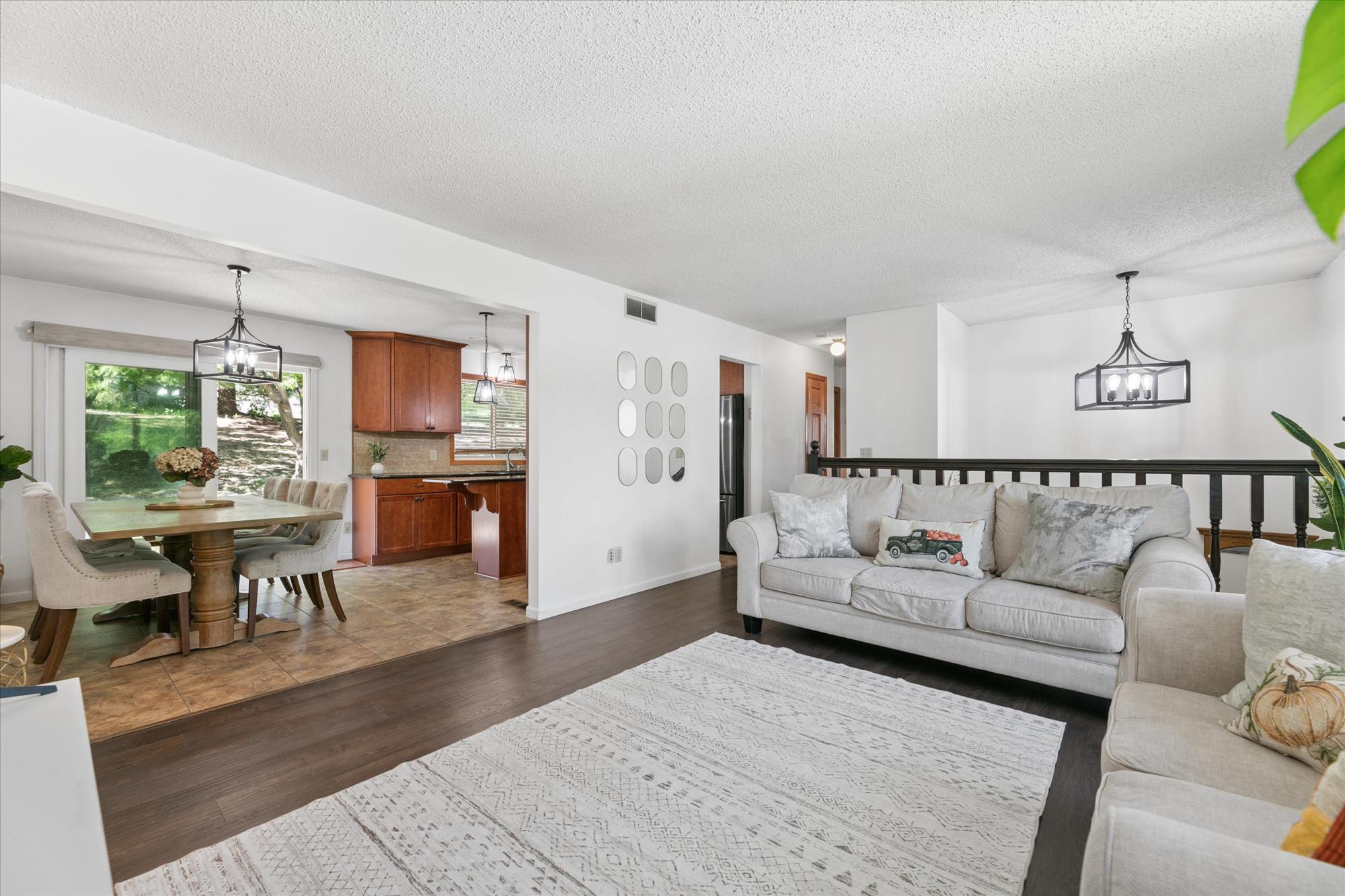 6242 Whispering Oaks Dr, Eden Prairie, MN 55346