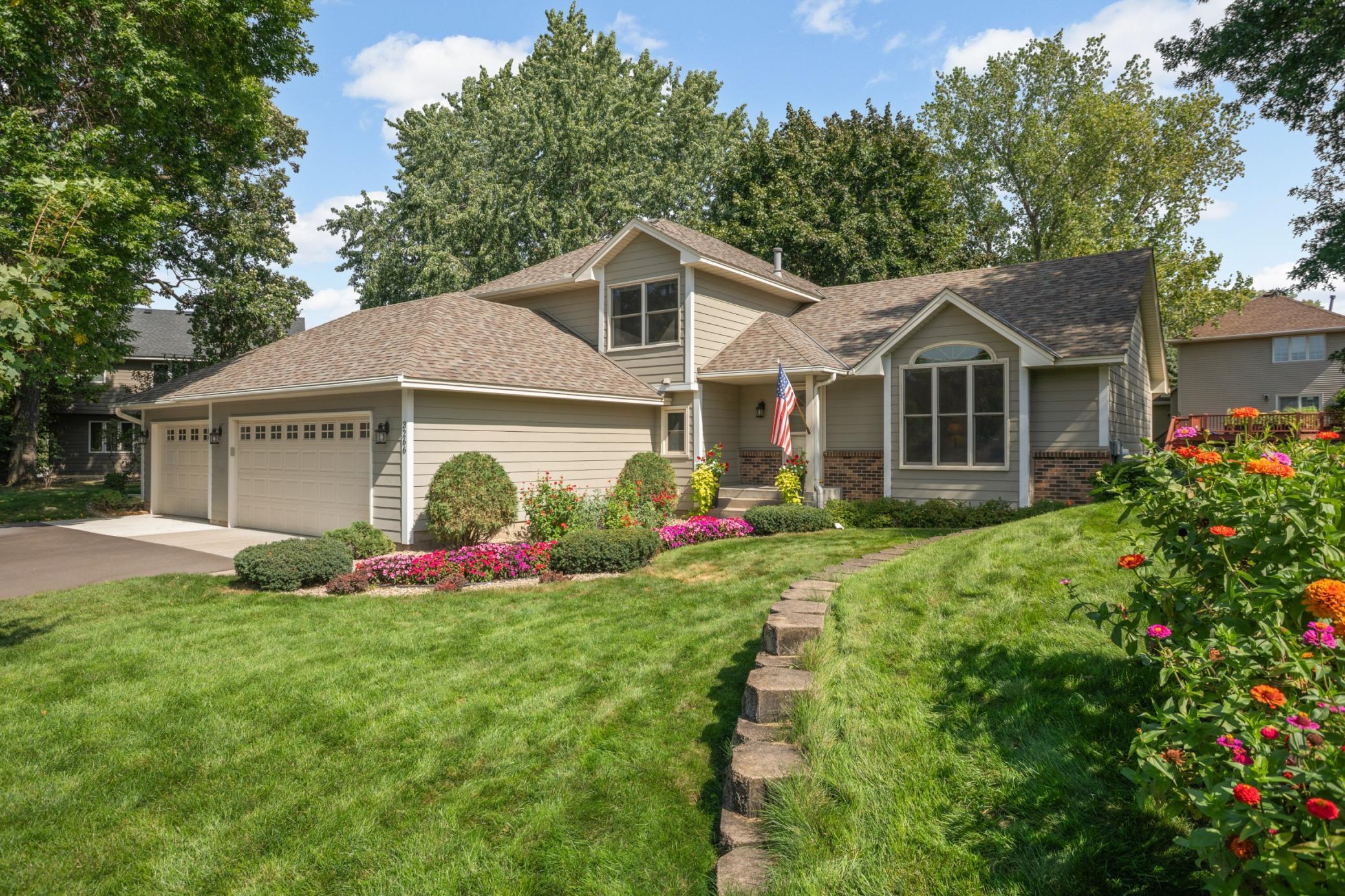 3266 Rolling Hills Dr, Eagan, MN 55121