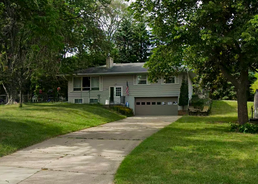 724 E 152nd St, Burnsville, MN 55306
