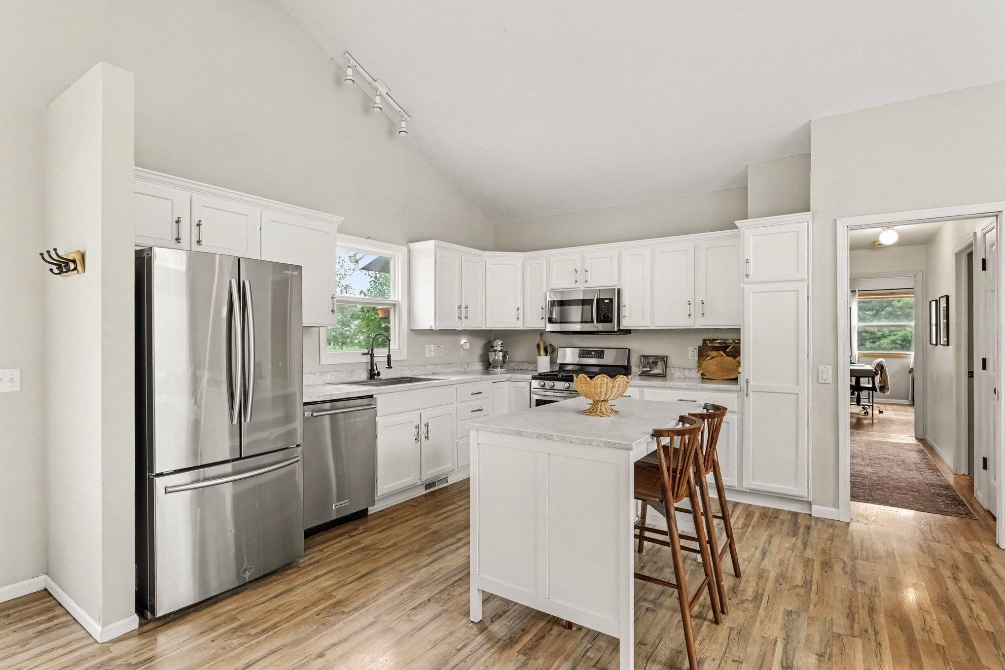 2405 Urbandale Ln N, Plymouth, MN 55447