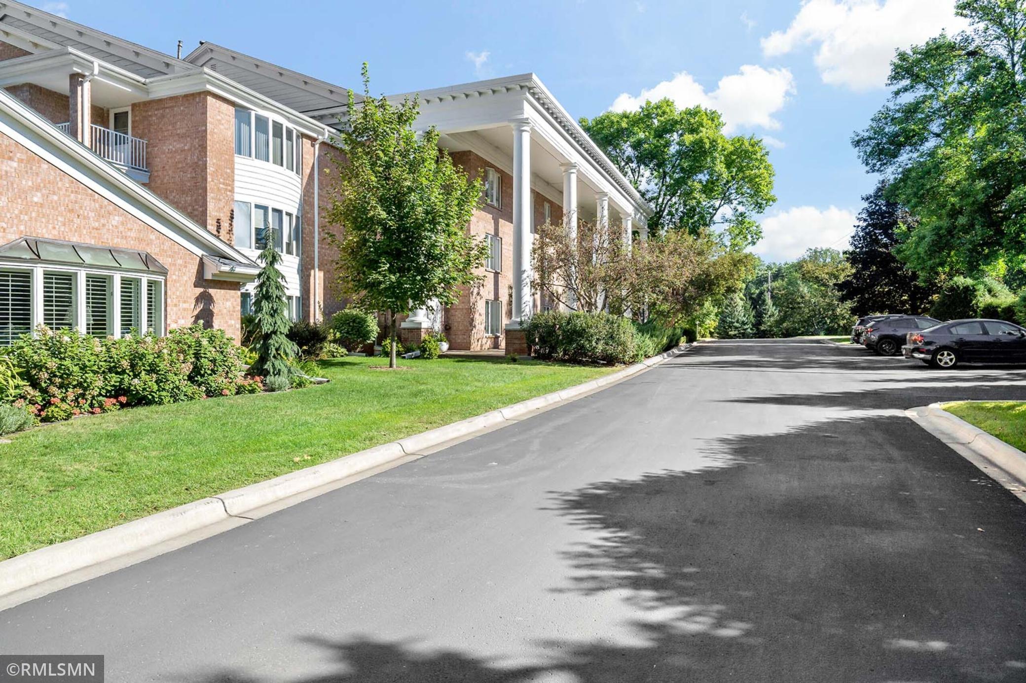 1585 Dodd Rd #302, Mendota Heights, MN 55118