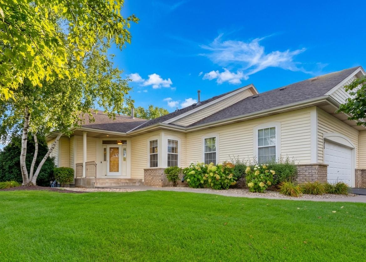 583 Holly Ln N, Oakdale, MN 55128
