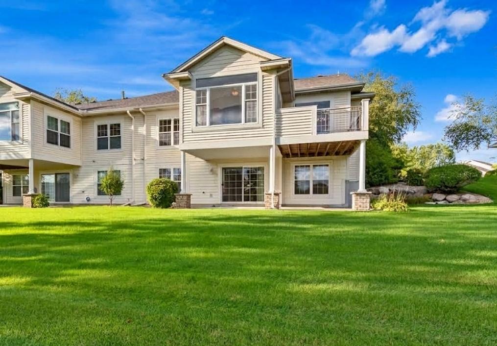 583 Holly Ln N, Oakdale, MN 55128