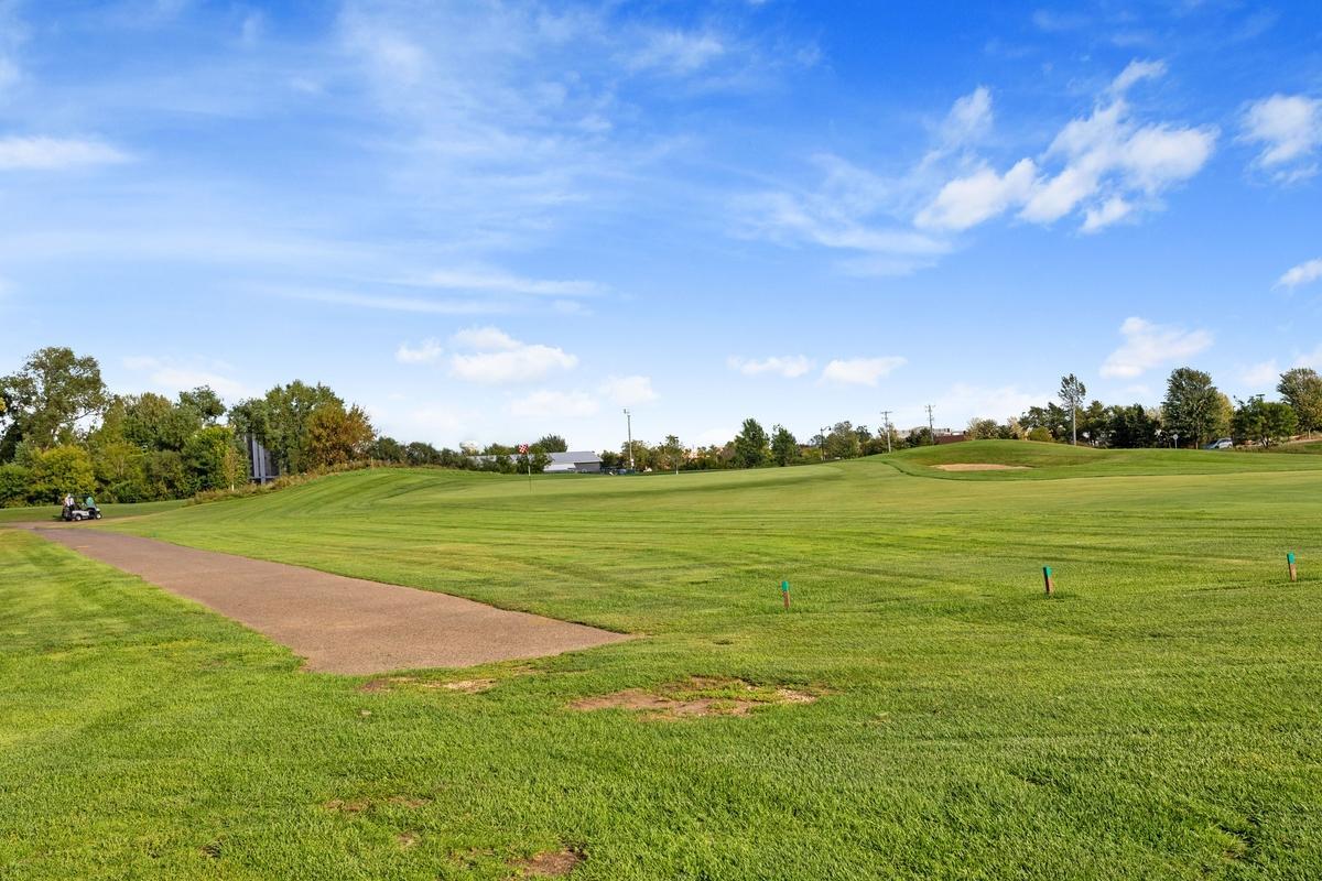 583 Holly Ln N, Oakdale, MN 55128