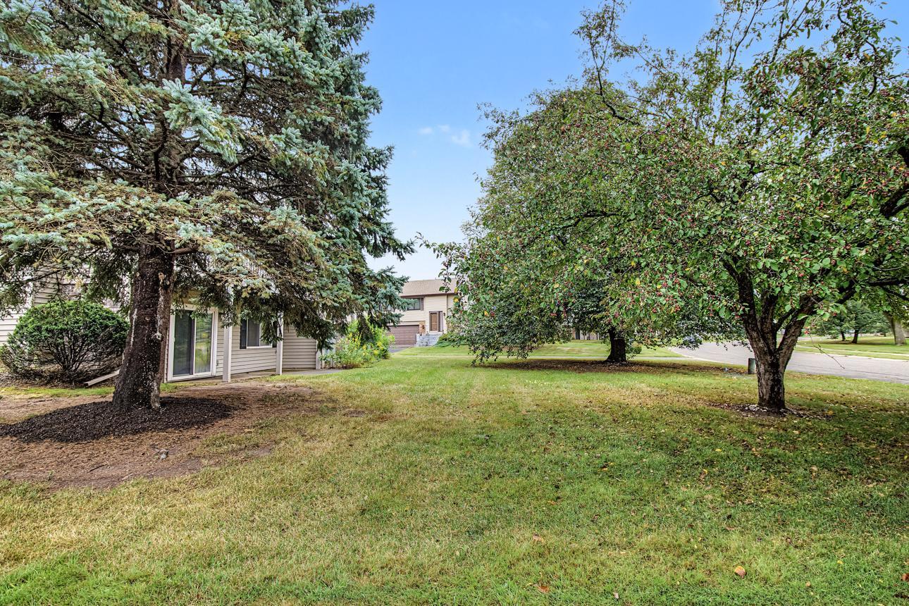 3901 Gershwin Ave N, Oakdale, MN 55128