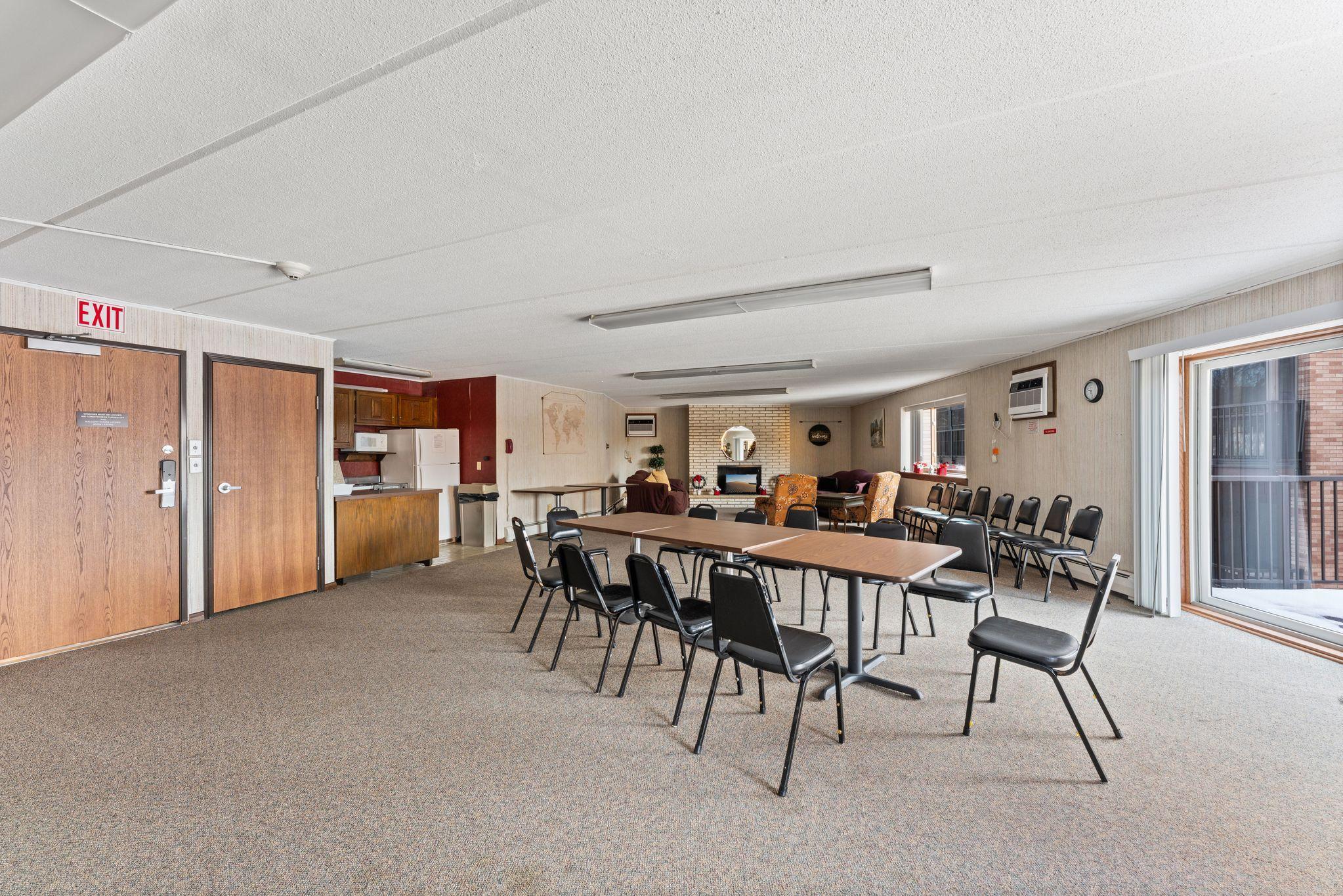 2700 Oxford St N #101, Roseville, MN 55113