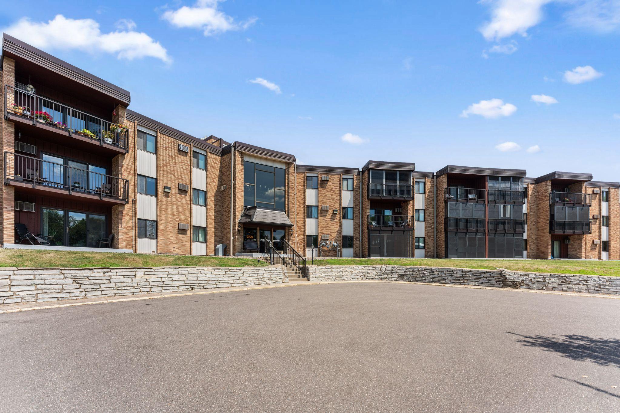 2700 Oxford St N #101, Roseville, MN 55113