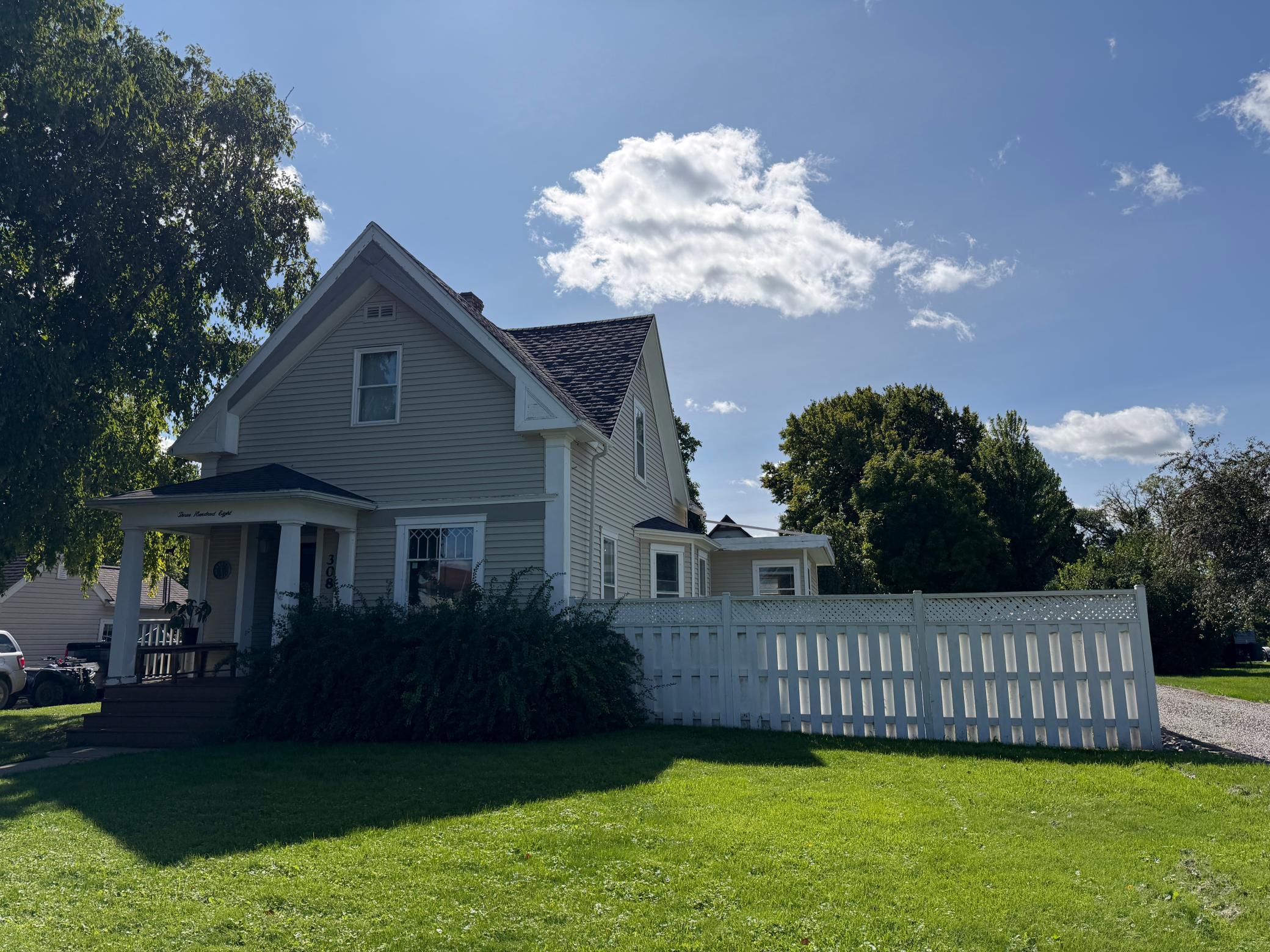 308 Center St E, Roseau, MN 56751