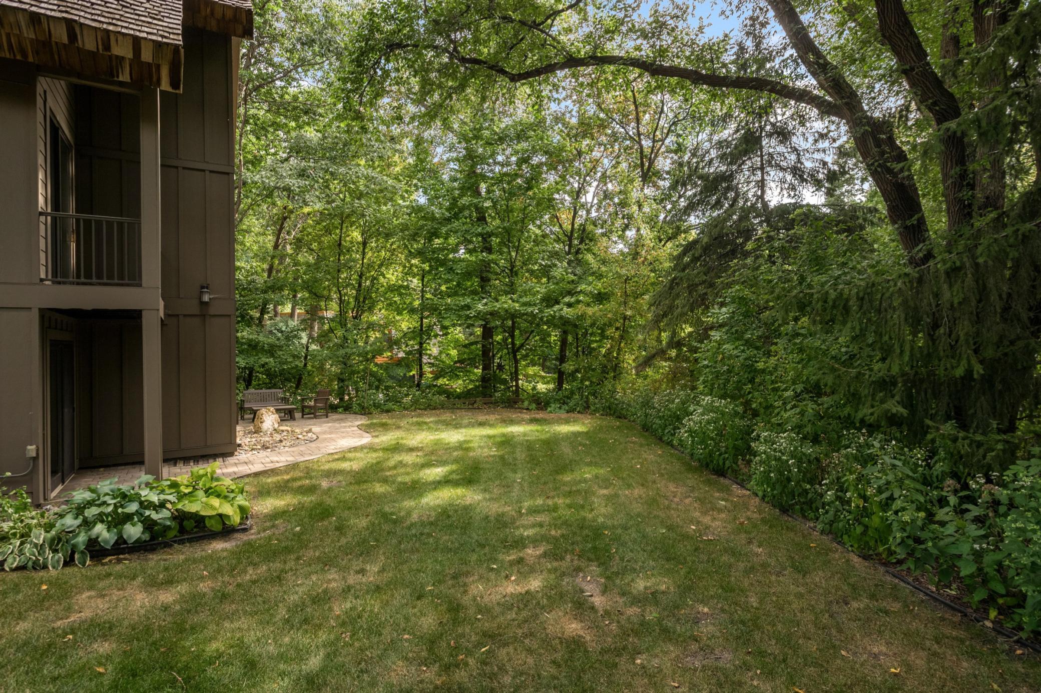 694 Maple Park Dr, Mendota Heights, MN 55118