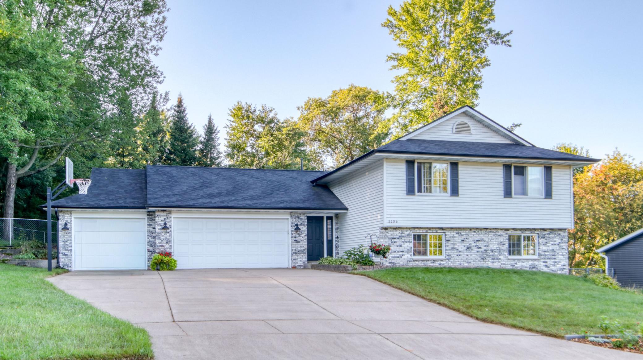 3309 S Pointe Ct, Eau Claire, WI 54701