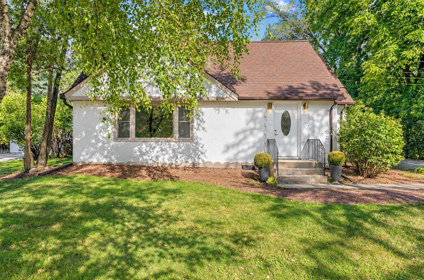2911 Troseth Rd, Roseville, MN 55113