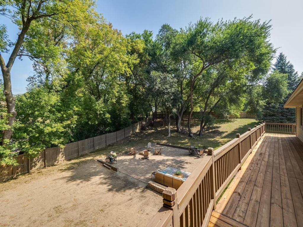 11900 Baypoint Dr, Burnsville, MN 55337