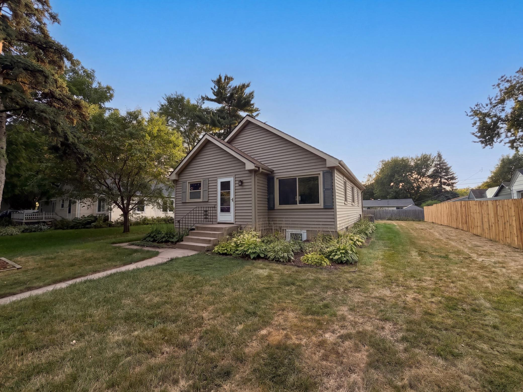 572 11th Ave NW, New Brighton, MN 55112