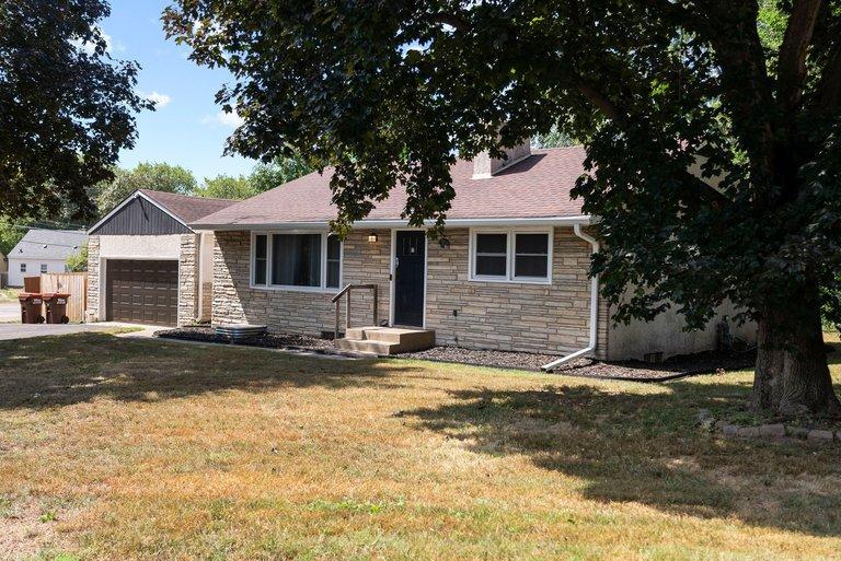1689 Edgemont St, Maplewood, MN 55117