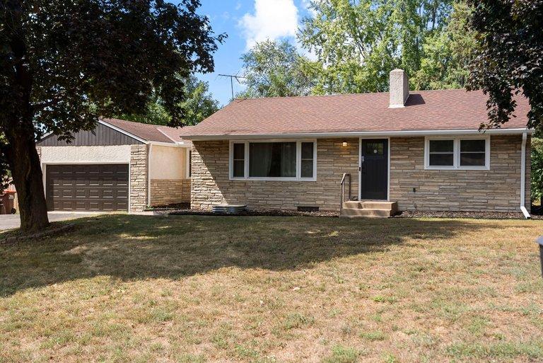 1689 Edgemont St, Maplewood, MN 55117