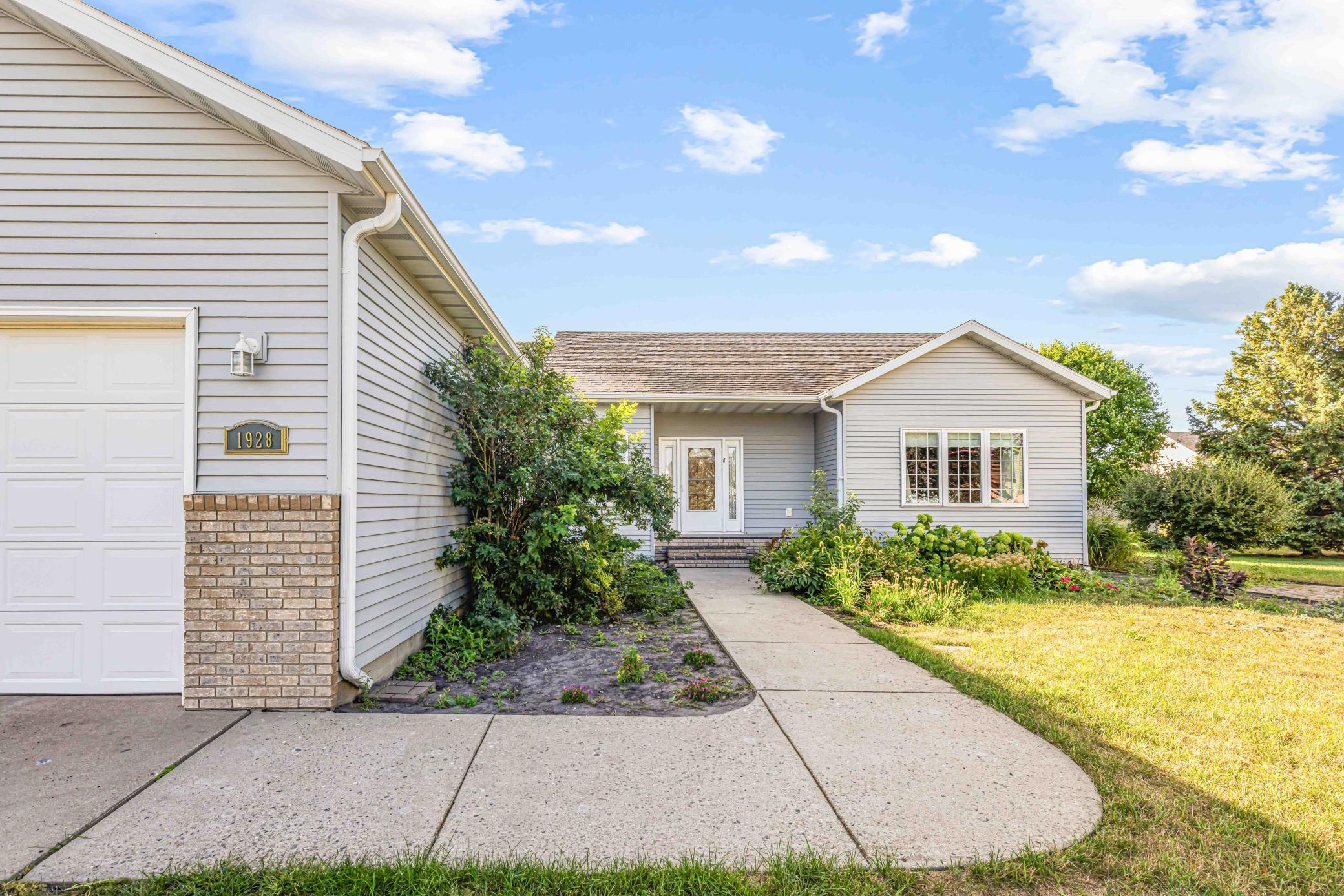 1928 33rd St S, Moorhead, MN 56560