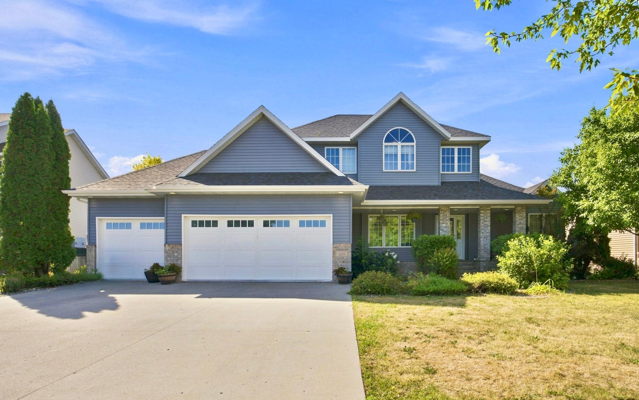 609 Lexington Ln, Moorhead, MN 56560