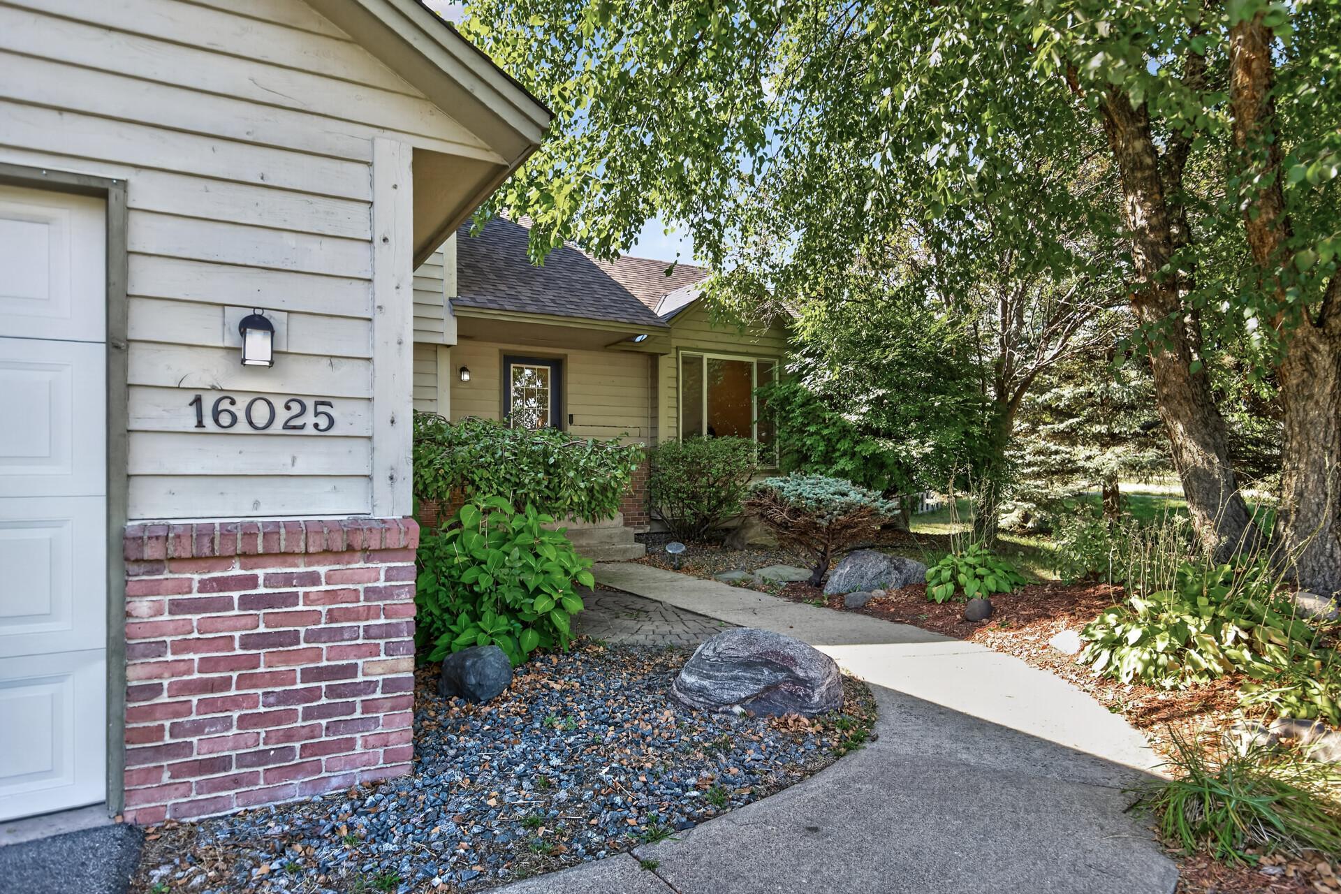 16025 Grove Trl, Lakeville, MN 55044