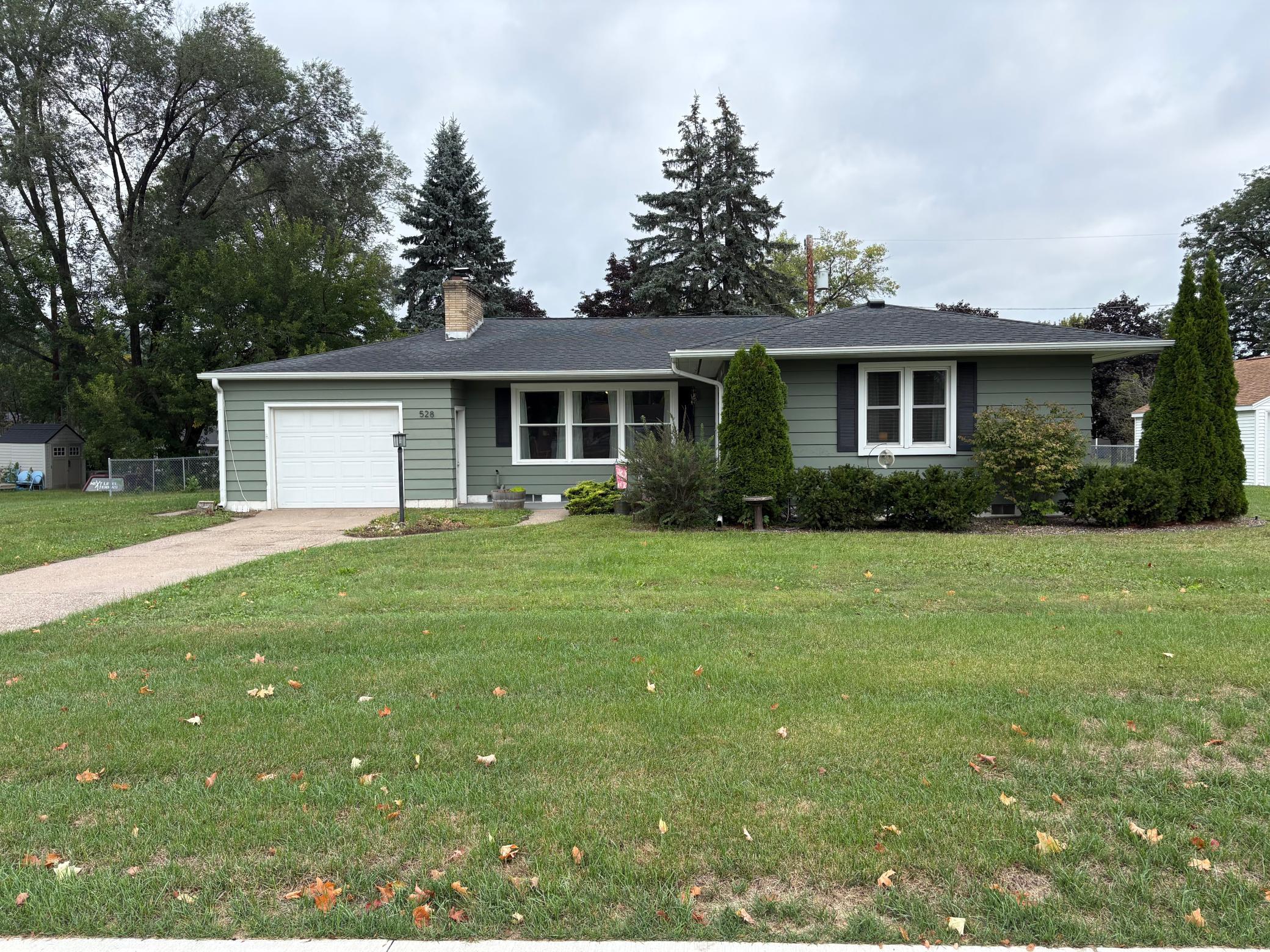 528 S 6th St, La Crescent, MN 55947