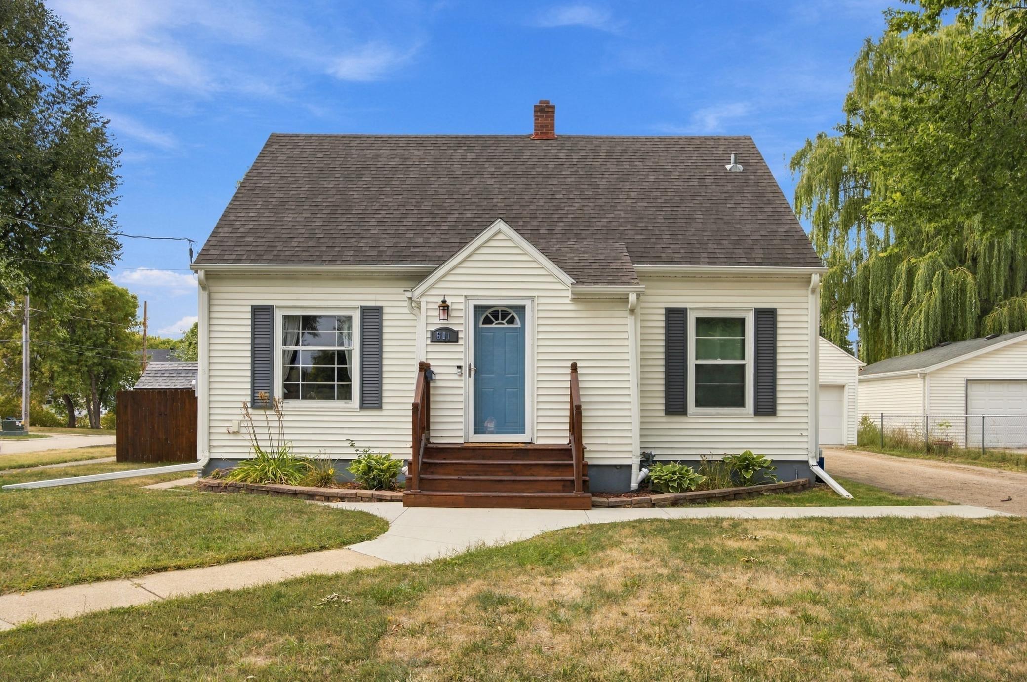 601 11th St N, Moorhead, MN 56560