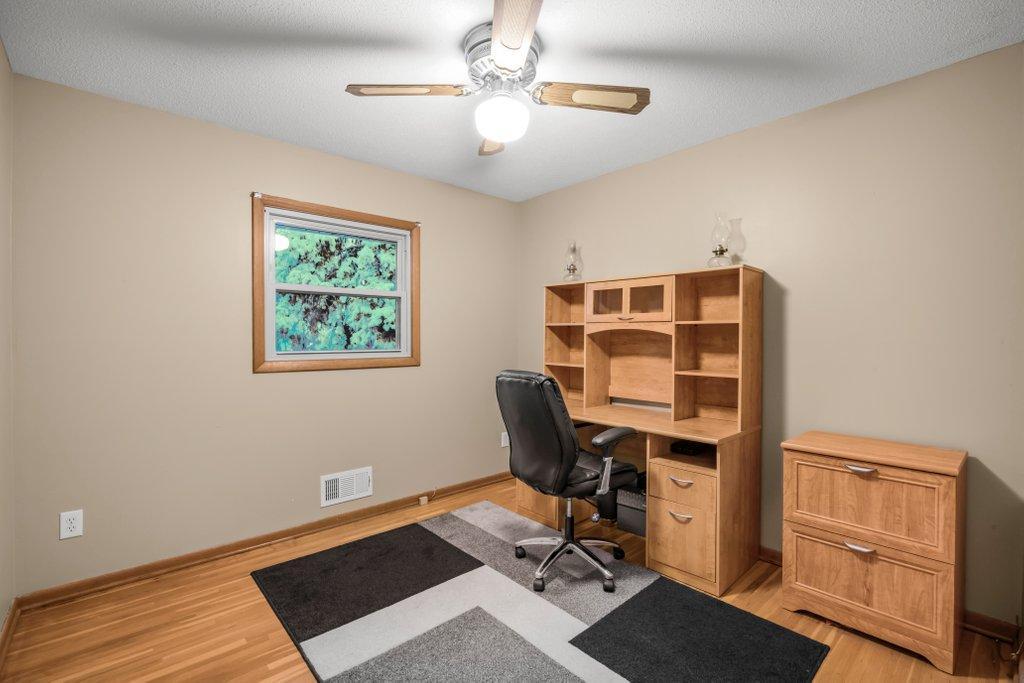 9581 Pilgrim Ln N, Maple Grove, MN 55369