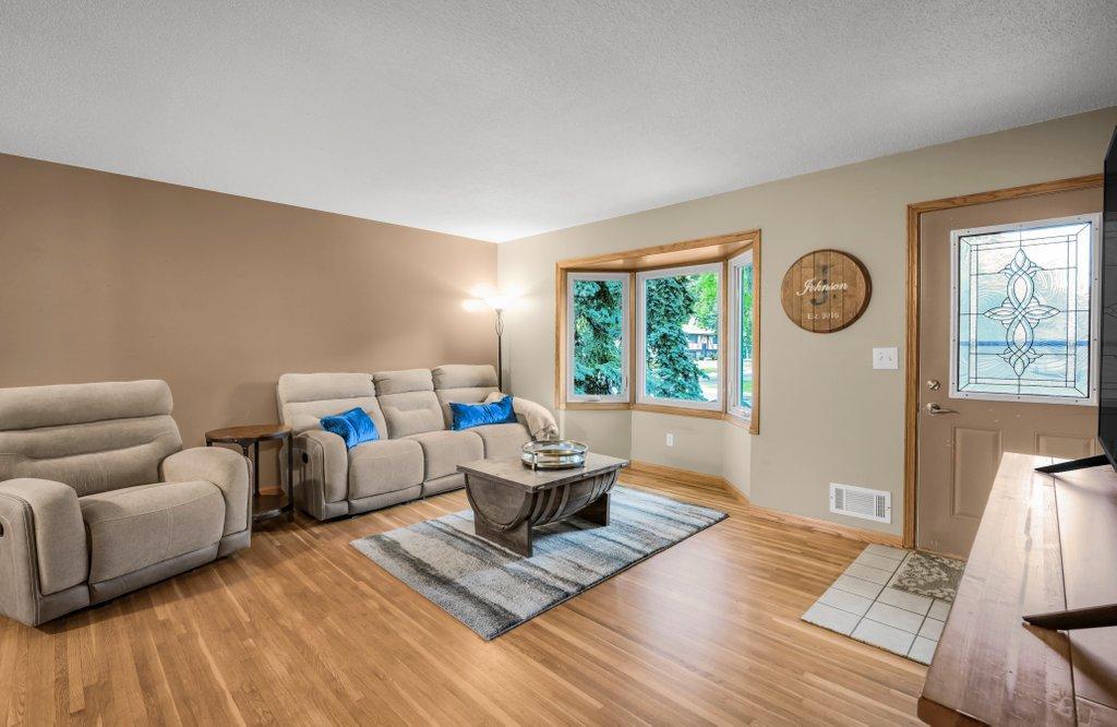 9581 Pilgrim Ln N, Maple Grove, MN 55369