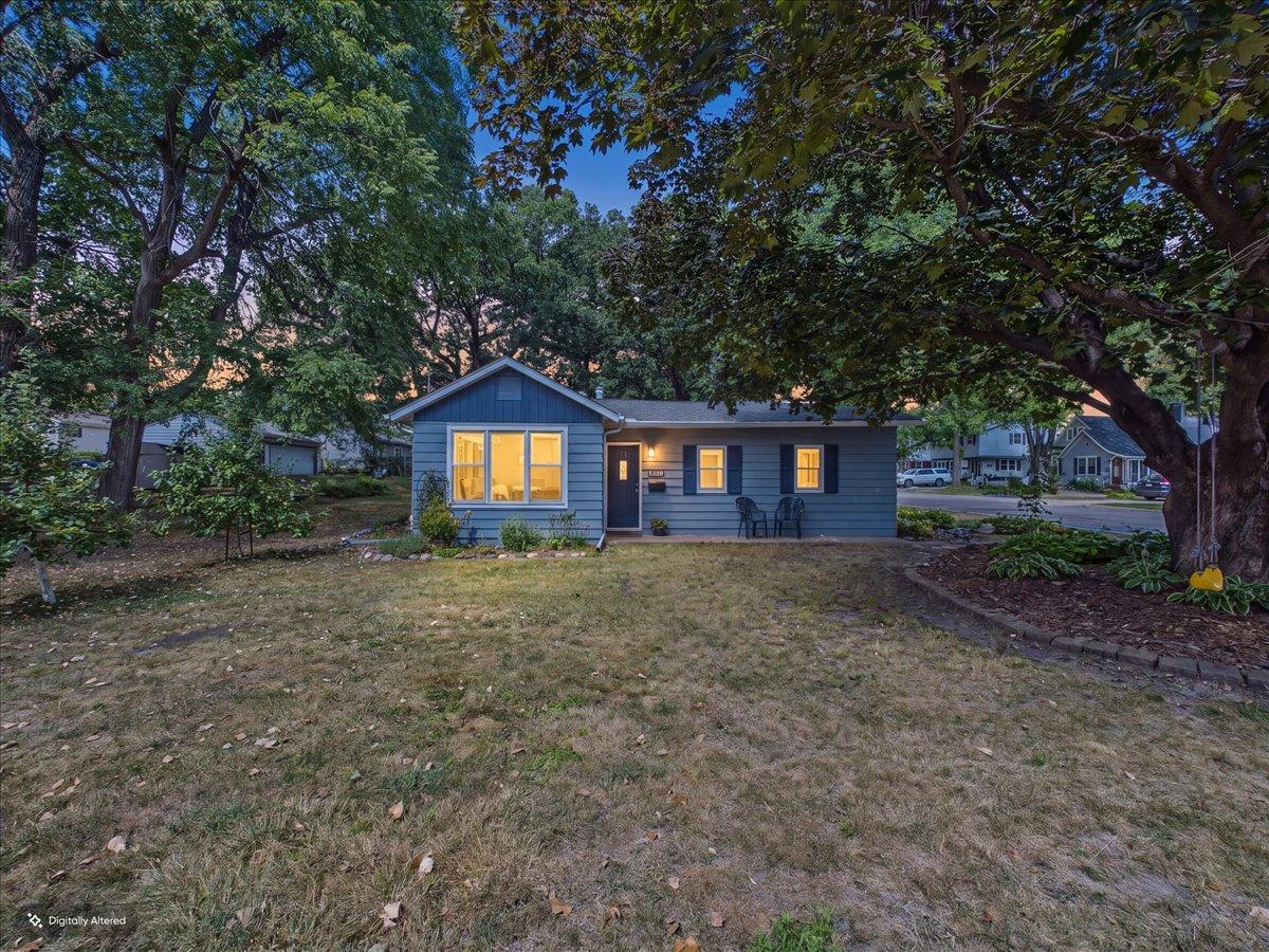 2379 Roselawn Ave W, Lauderdale, MN 55113