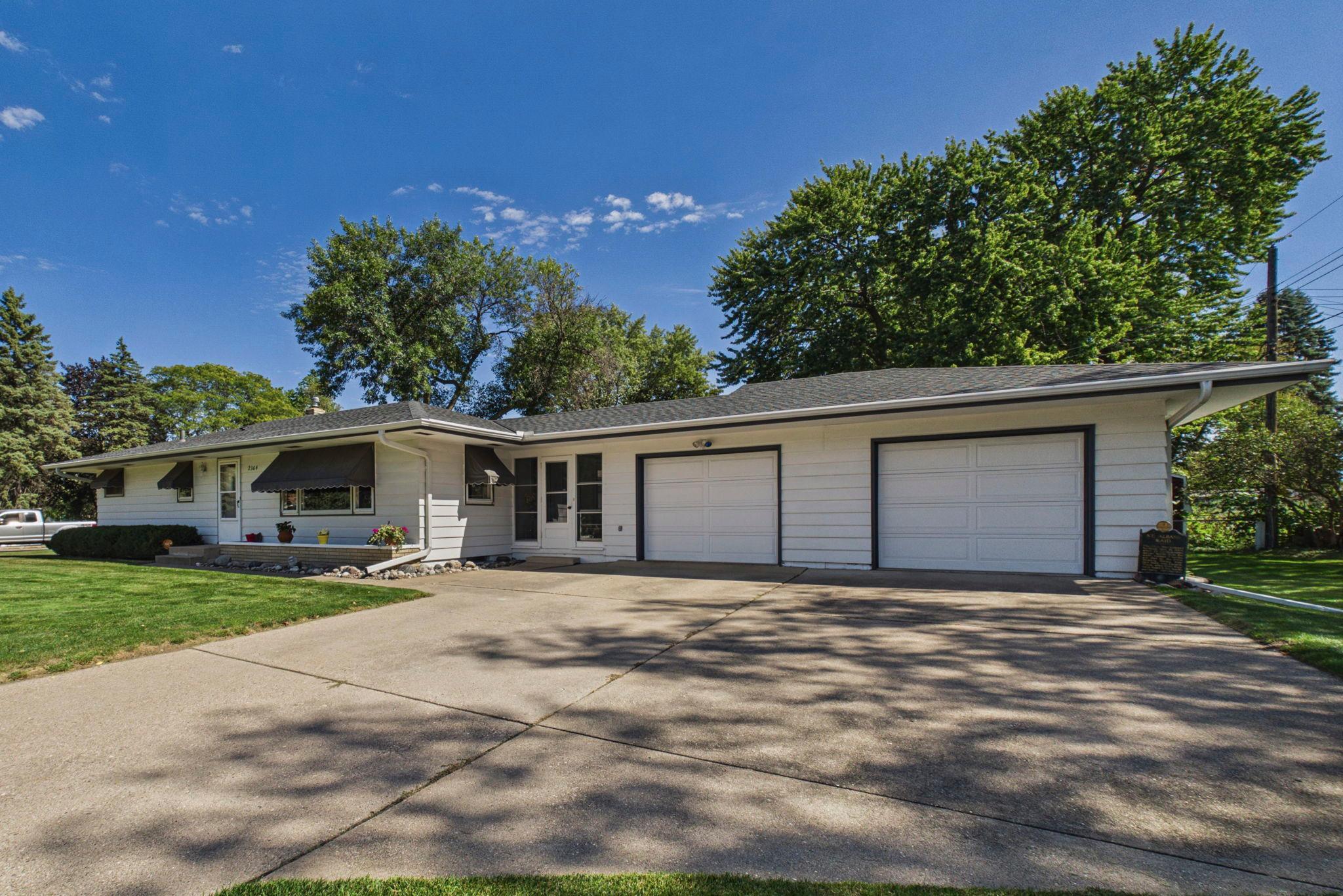 2364 Saint Albans St N, Roseville, MN 55113