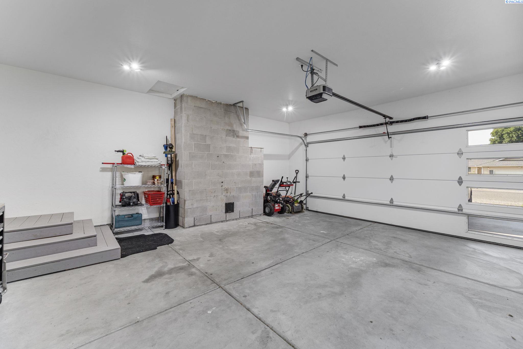 10013 W Argent Rd, Pasco, WA 99301