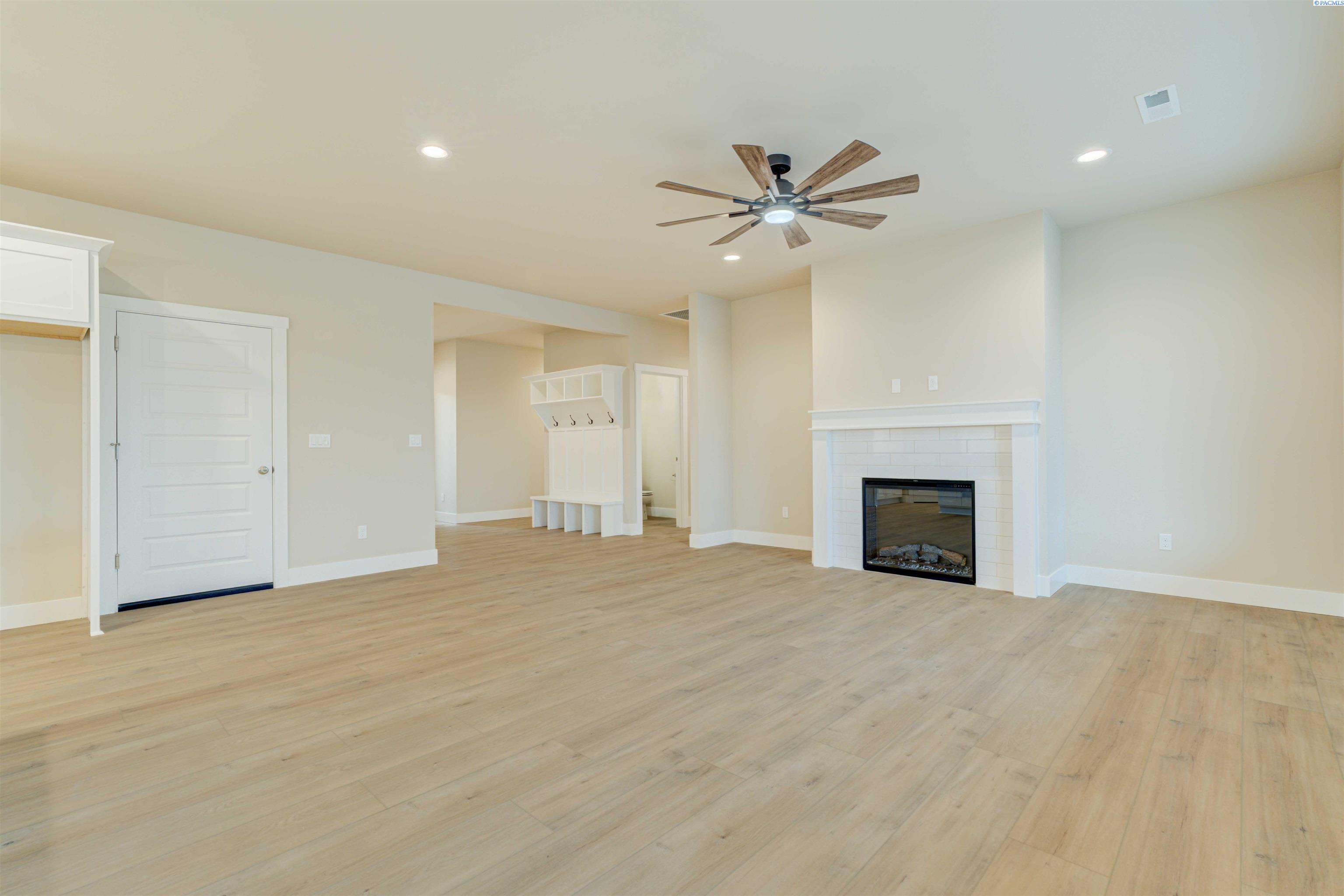 1072 N Grant Pl, Kennewick, WA 99336