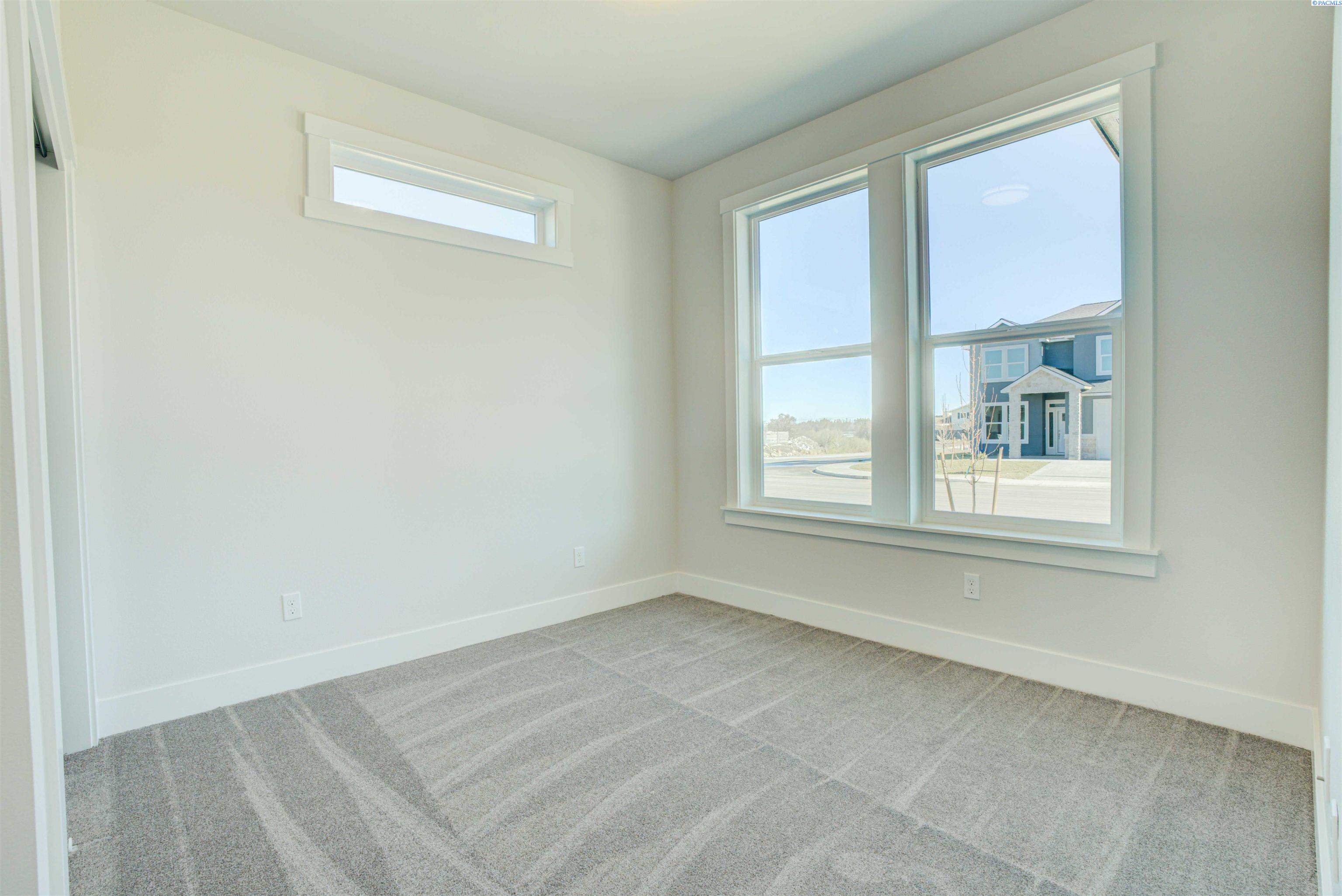 1087 N Grant Pl, Kennewick, WA 99336