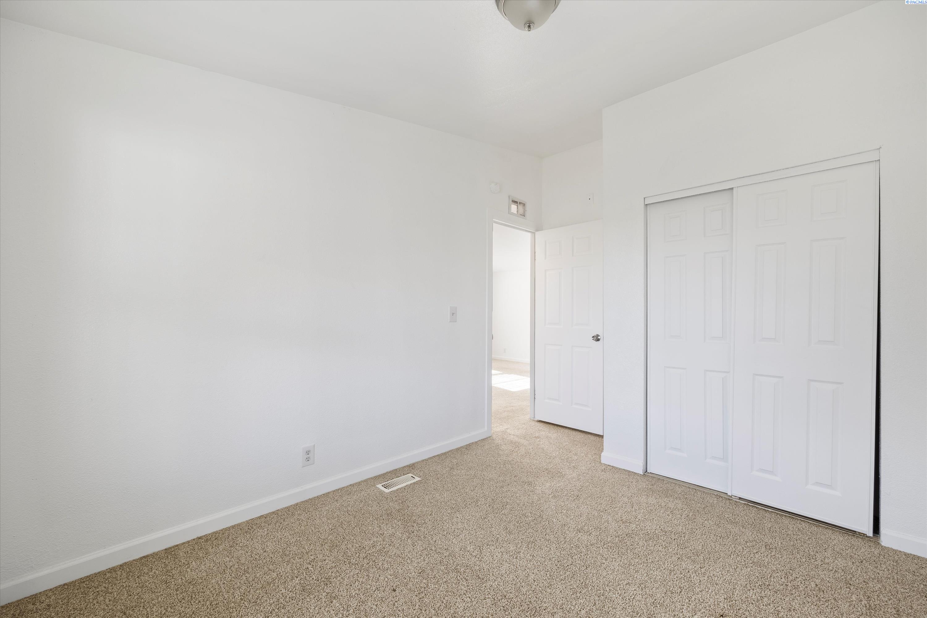 13232 N Nascar Pr Ne, Benton City, WA 99320-9571