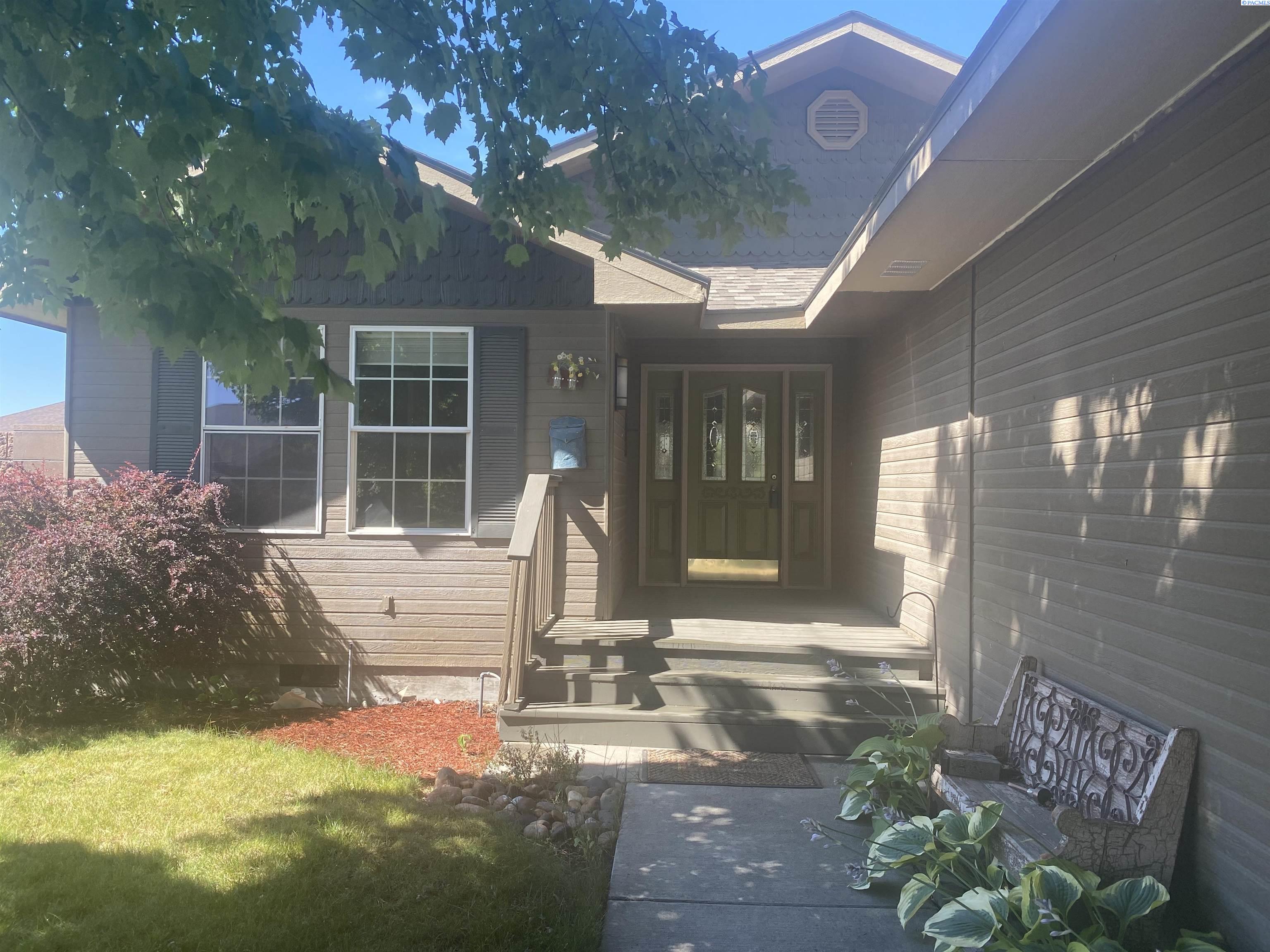 4111 Hilltop Dr, Pasco, WA 99301