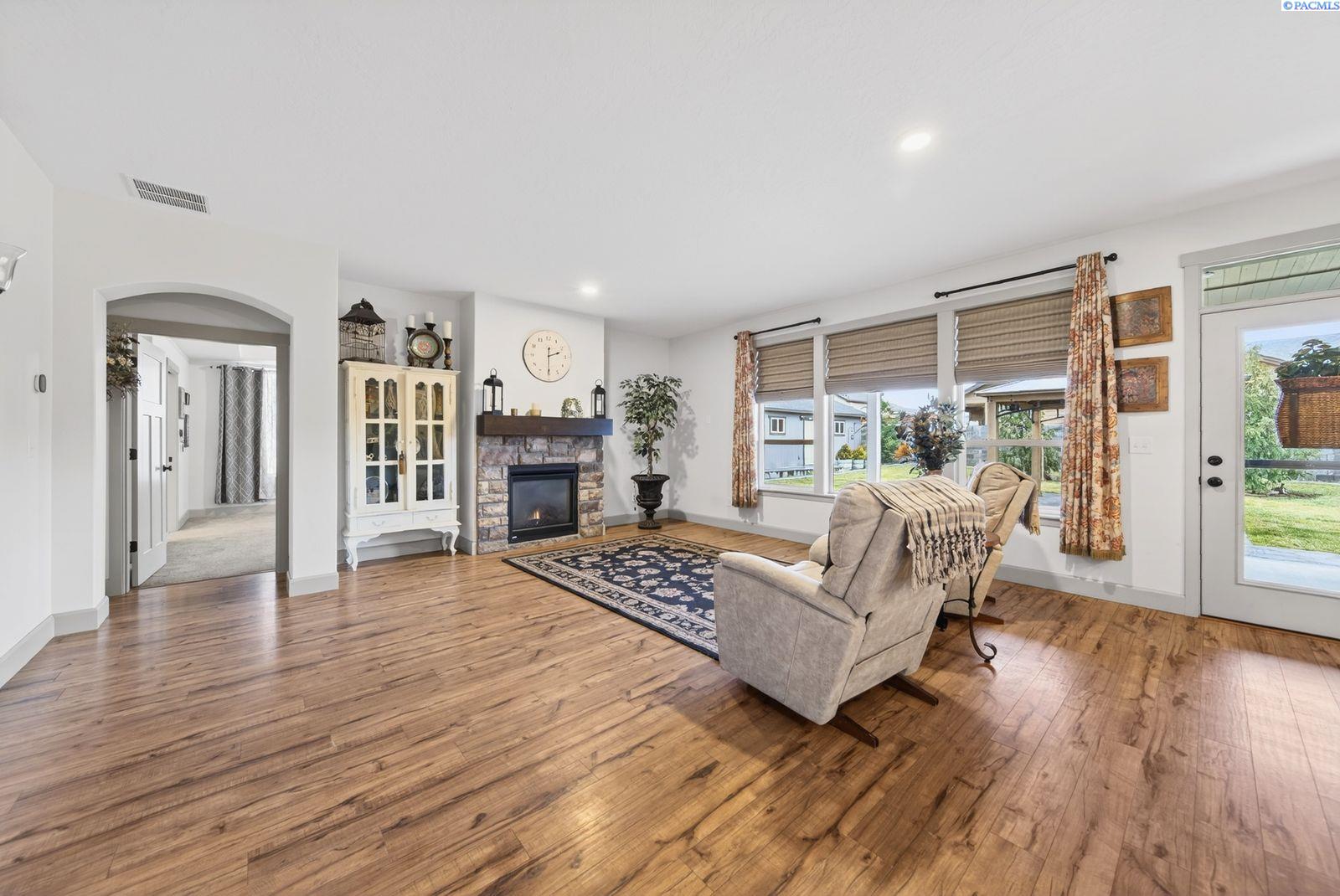 9712 Kokanee Dr, Pasco, WA 99301