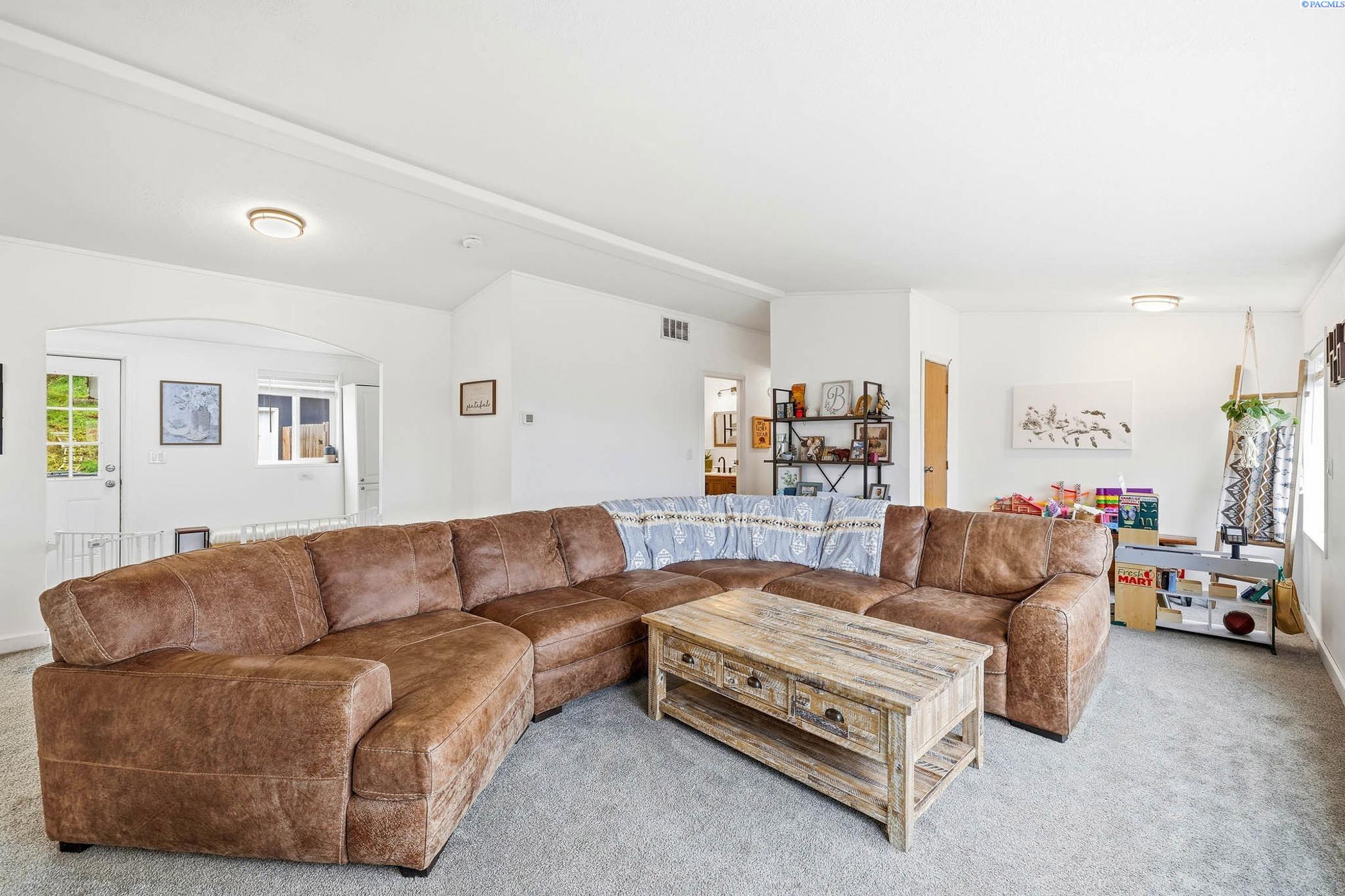 543 Lakeview Dr, Burbank, WA 99323